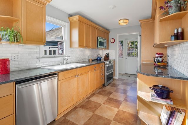 3027 38th Avenue W, Seattle, WA 98199