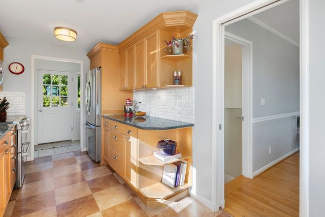 3027 38th Avenue W, Seattle, WA 98199
