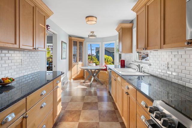 3027 38th Avenue W, Seattle, WA 98199
