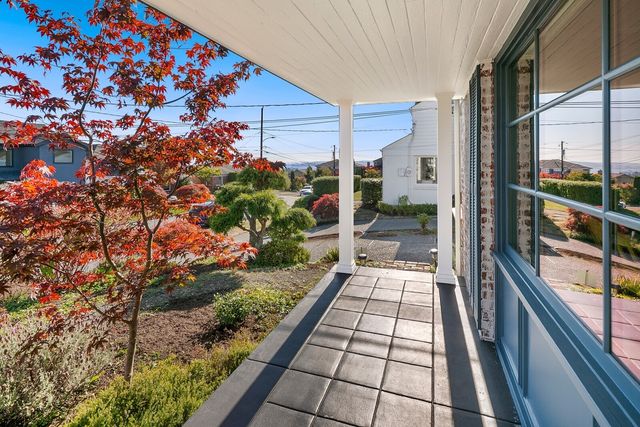 3027 38th Avenue W, Seattle, WA 98199