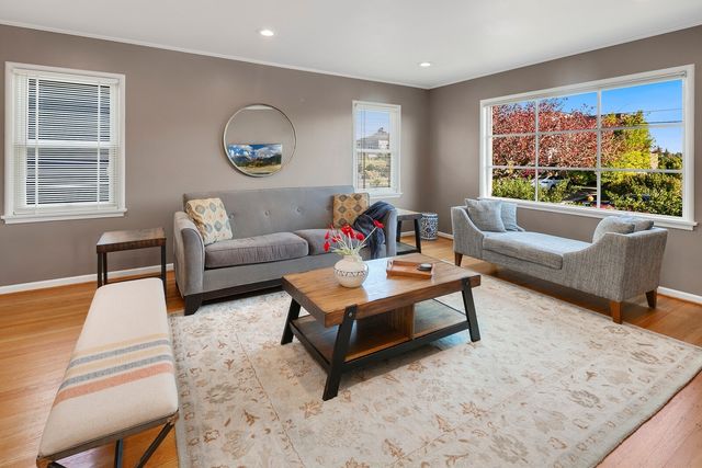 3027 38th Avenue W, Seattle, WA 98199