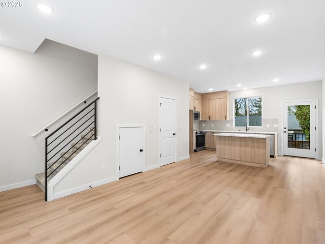 8628 Sw 21st Ave 2, Portland, OR 97213