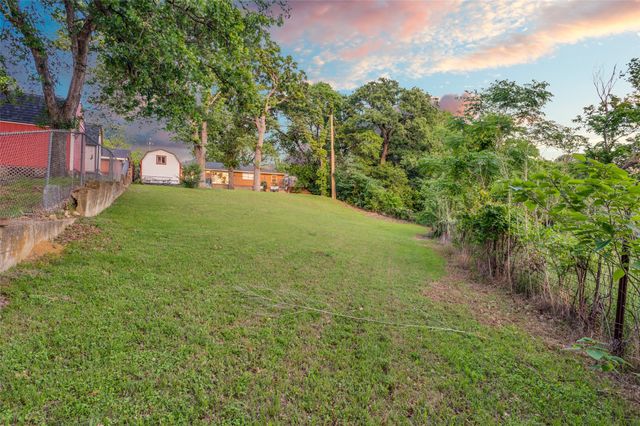 1229 Brookside Drive, Hurst, TX 76053