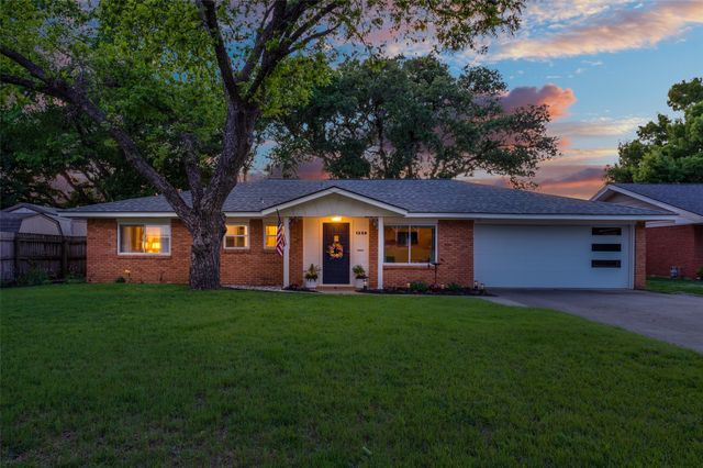 1229 Brookside Drive, Hurst, TX 76053