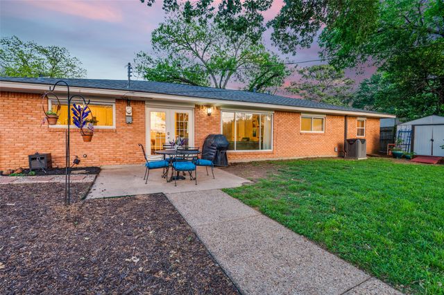 1229 Brookside Drive, Hurst, TX 76053