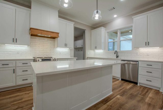 1616 Secretariat Way, Searcy, AR 72143