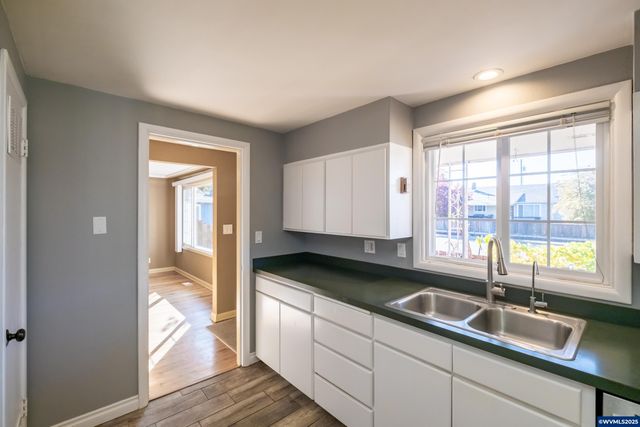 135 S 21st St, Philomath, OR 97370