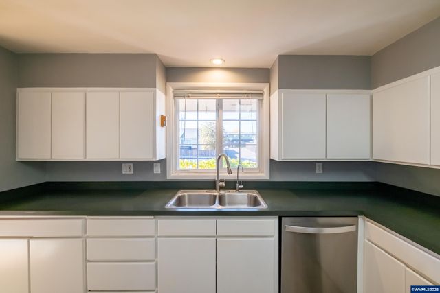 135 S 21st St, Philomath, OR 97370