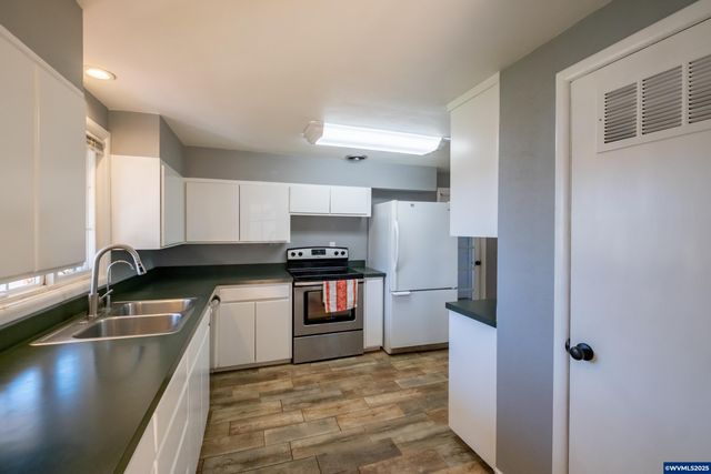 135 S 21st St, Philomath, OR 97370