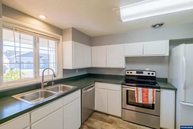 135 S 21st St, Philomath, OR 97370