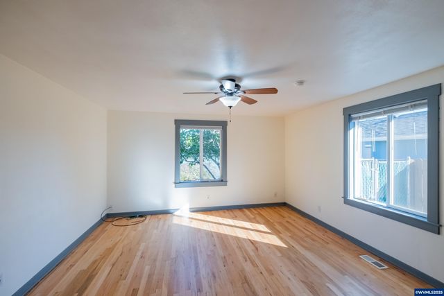 135 S 21st St, Philomath, OR 97370