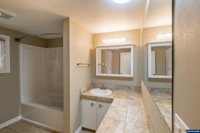 135 S 21st St, Philomath, OR 97370