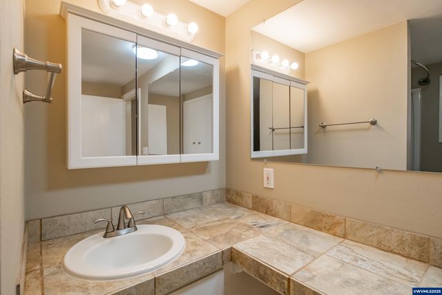 135 S 21st St, Philomath, OR 97370