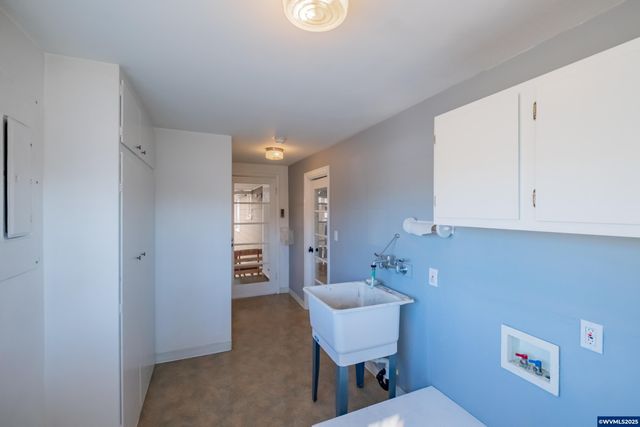 135 S 21st St, Philomath, OR 97370