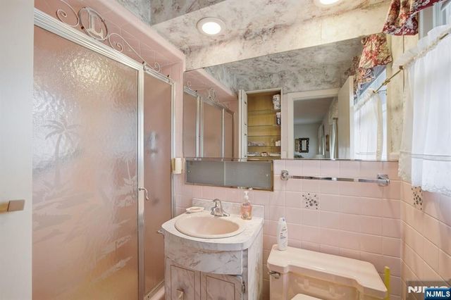 1111 Cumbermeade Road, Fort Lee, NJ 07024