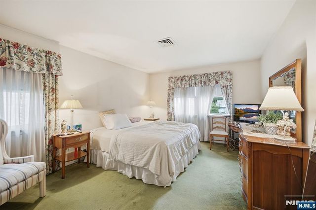 1111 Cumbermeade Road, Fort Lee, NJ 07024
