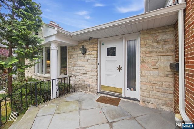 1111 Cumbermeade Road, Fort Lee, NJ 07024