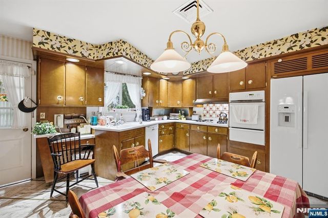 1111 Cumbermeade Road, Fort Lee, NJ 07024