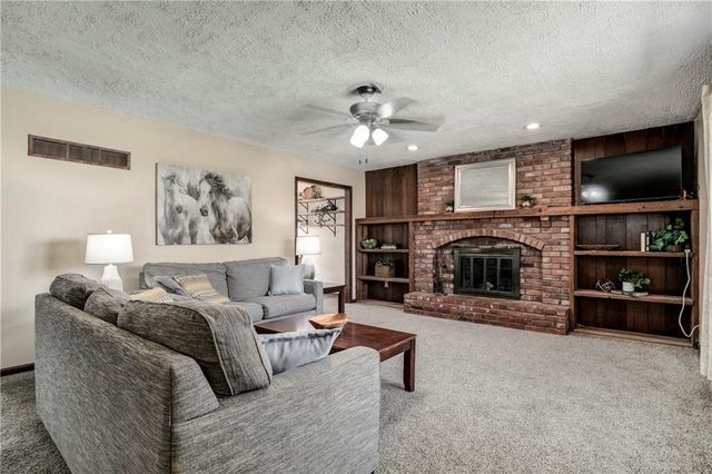 7640 W 194th Street, Stilwell, KS 66085