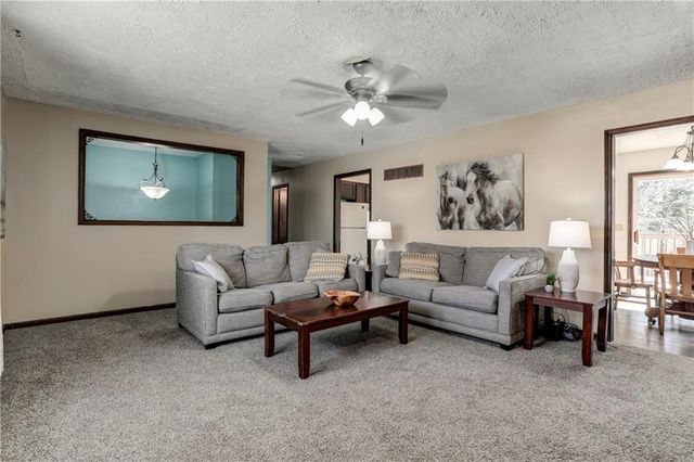 7640 W 194th Street, Stilwell, KS 66085