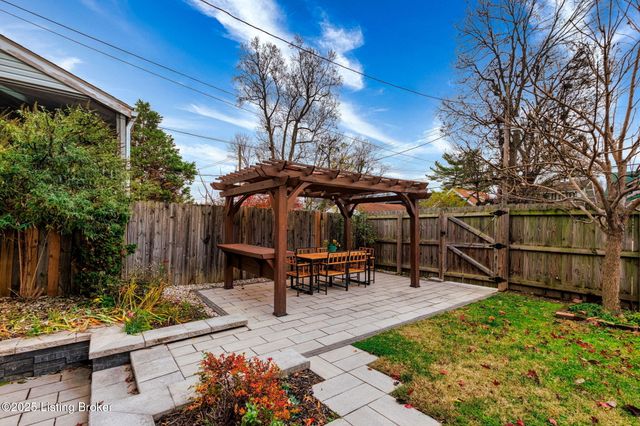 1914 Ivanhoe Ct, Louisville, KY 40205