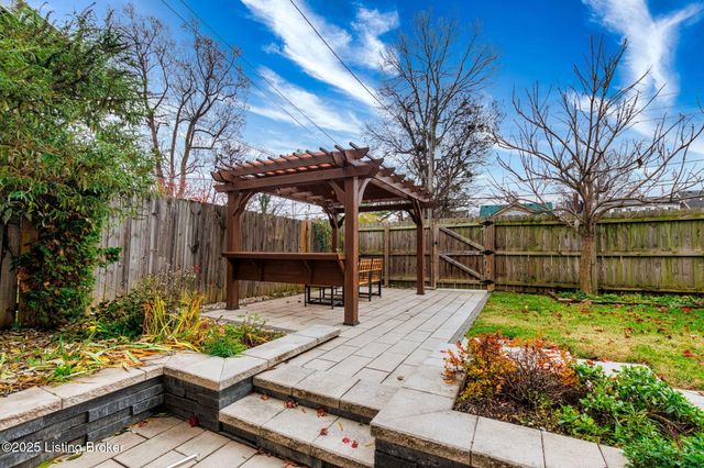 1914 Ivanhoe Ct, Louisville, KY 40205