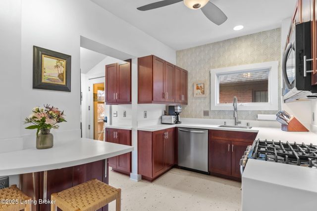 1914 Ivanhoe Ct, Louisville, KY 40205