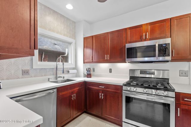 1914 Ivanhoe Ct, Louisville, KY 40205