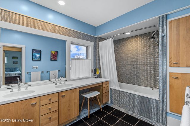 1914 Ivanhoe Ct, Louisville, KY 40205