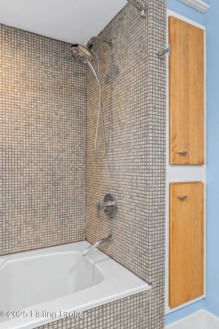 1914 Ivanhoe Ct, Louisville, KY 40205