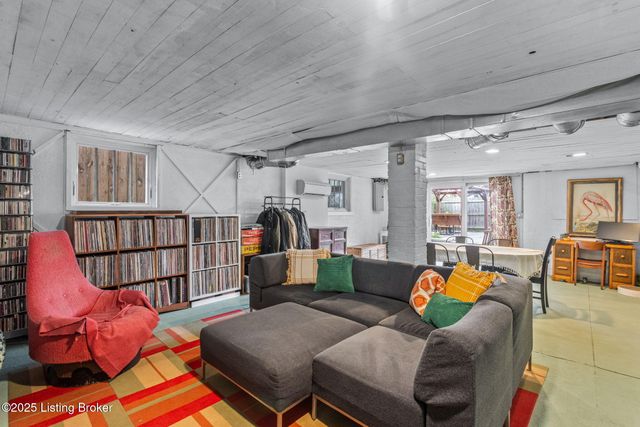 1914 Ivanhoe Ct, Louisville, KY 40205