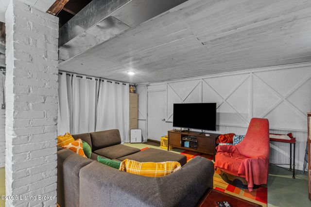 1914 Ivanhoe Ct, Louisville, KY 40205