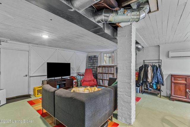 1914 Ivanhoe Ct, Louisville, KY 40205