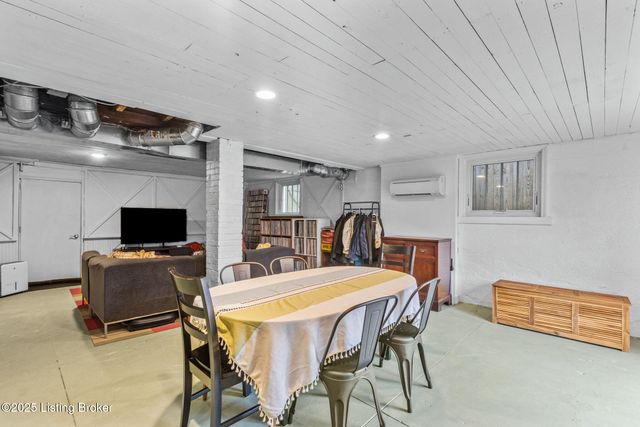 1914 Ivanhoe Ct, Louisville, KY 40205