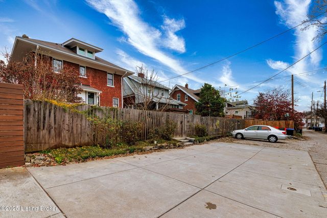 1914 Ivanhoe Ct, Louisville, KY 40205