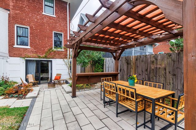 1914 Ivanhoe Ct, Louisville, KY 40205