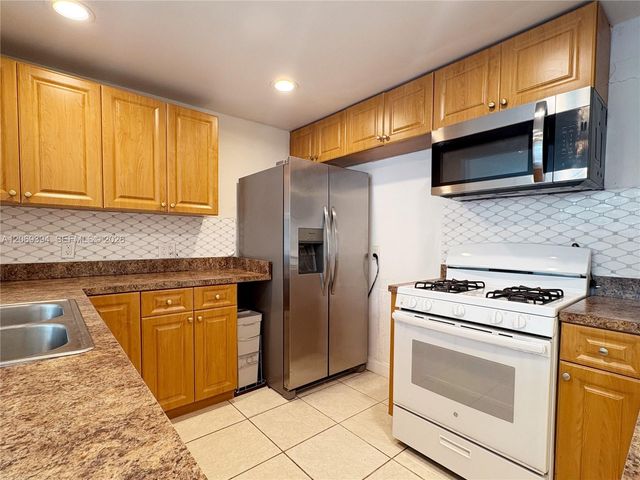 2175 NE 170th Street 104, North Miami Beach, FL 33162