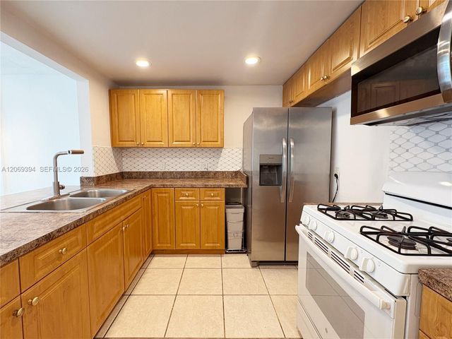2175 NE 170th Street 104, North Miami Beach, FL 33162