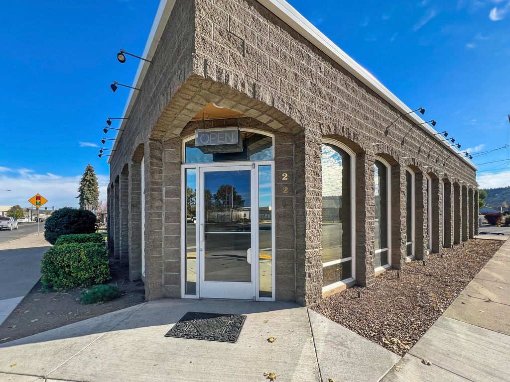 220 NW Meadow Lakes Drive, Prineville, OR 97754