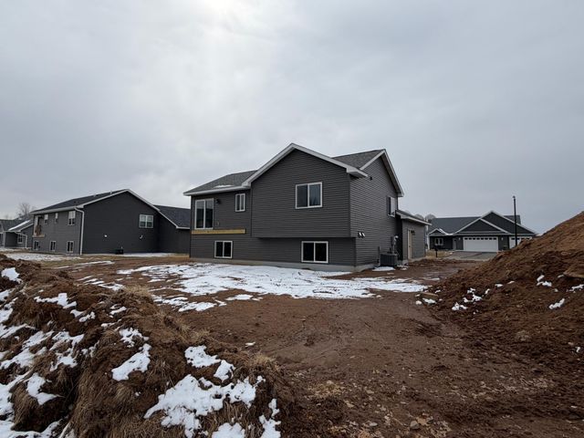 1635 Squirrel Way, New Richmond, WI 54017