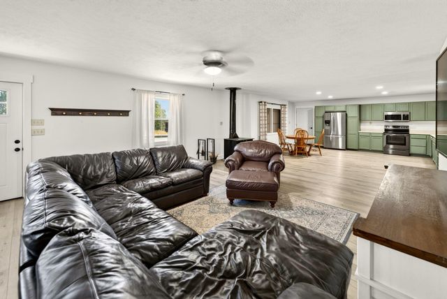 425 Lake Branch Road, Clever, MO 65631