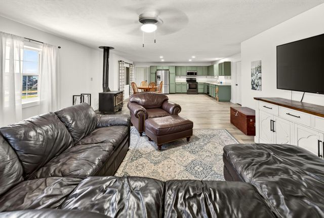 425 Lake Branch Road, Clever, MO 65631
