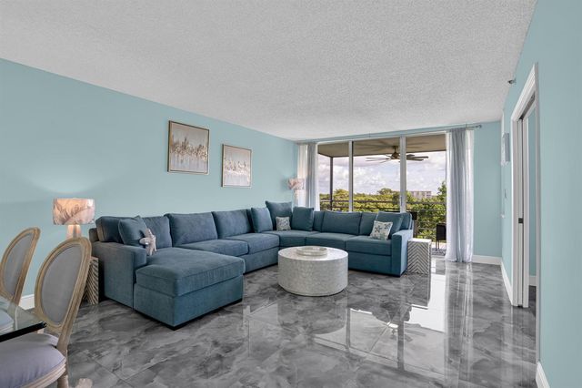 4015 W PALM AIRE Drive 704, Pompano Beach, FL 33069