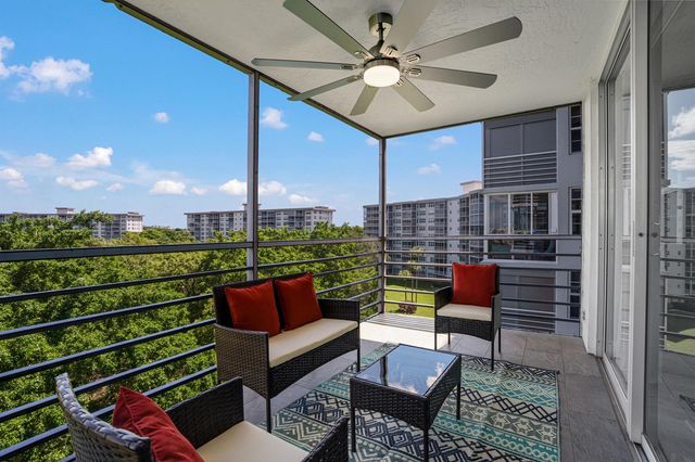 4015 W PALM AIRE Drive 704, Pompano Beach, FL 33069