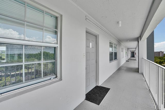 4015 W PALM AIRE Drive 704, Pompano Beach, FL 33069