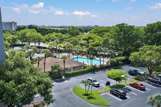 4015 W PALM AIRE Drive 704, Pompano Beach, FL 33069