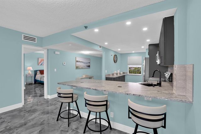 4015 W PALM AIRE Drive 704, Pompano Beach, FL 33069