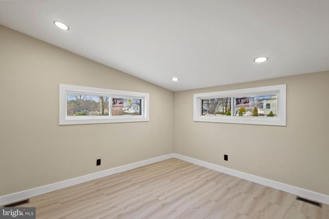 12 Manor Ln N, Yardley, PA 19067