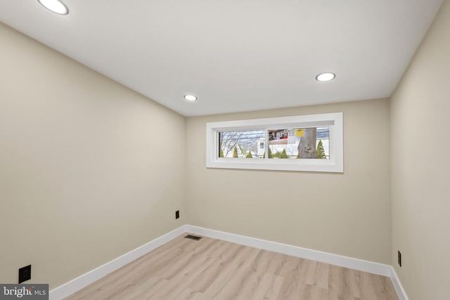 12 Manor Ln N, Yardley, PA 19067