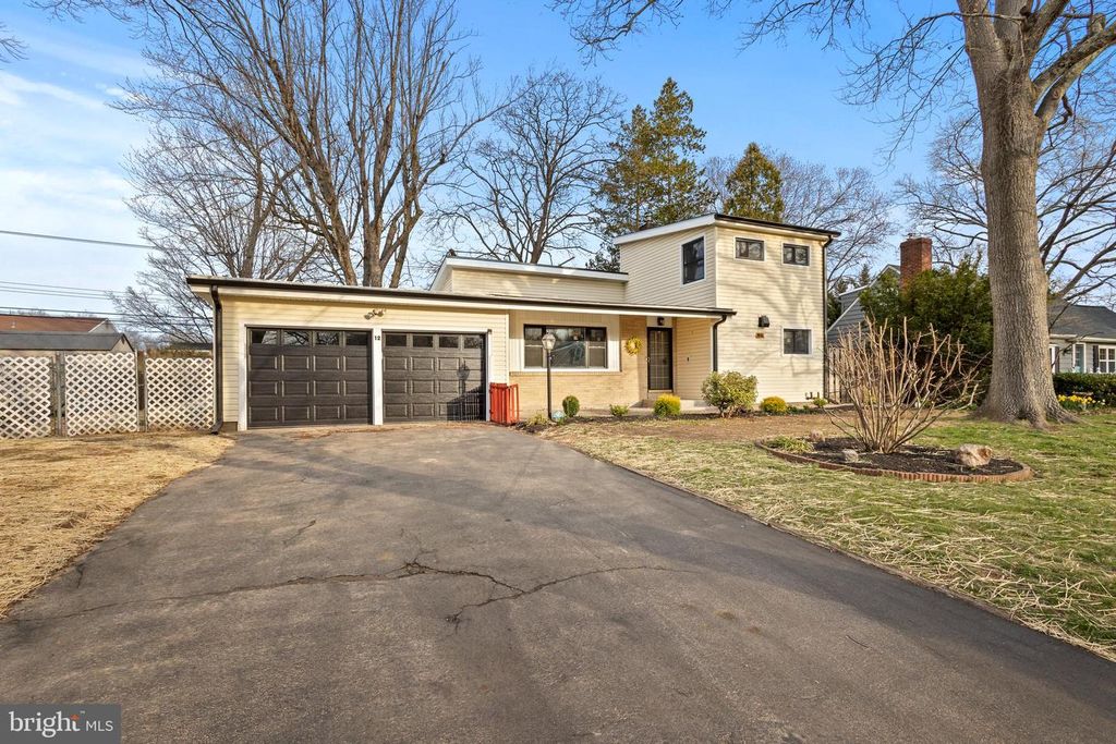 12 Manor Ln N, Yardley, PA 19067